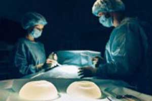 imagen de un cirujano preparándose para realizar una mamoplastia de aumento.