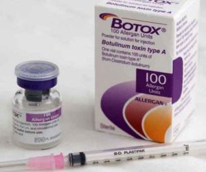 vial de botox y jeringuilla, la forma de administrar el botox es mediante inyecciones.